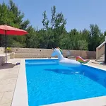 Torovi - Pool Oasis